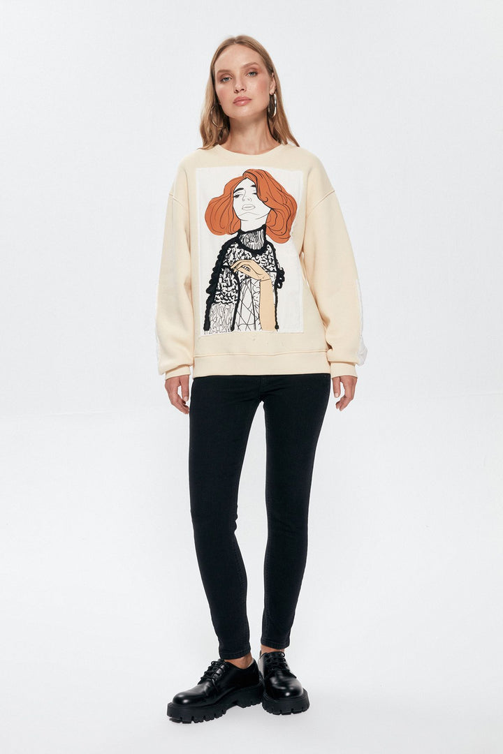17762Patch Detailed Printed Sweatshirt Beige