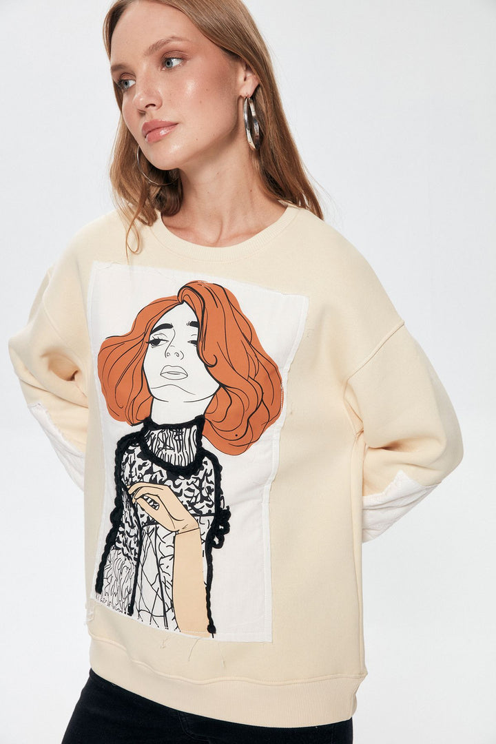 17762Patch Detailed Printed Sweatshirt Beige