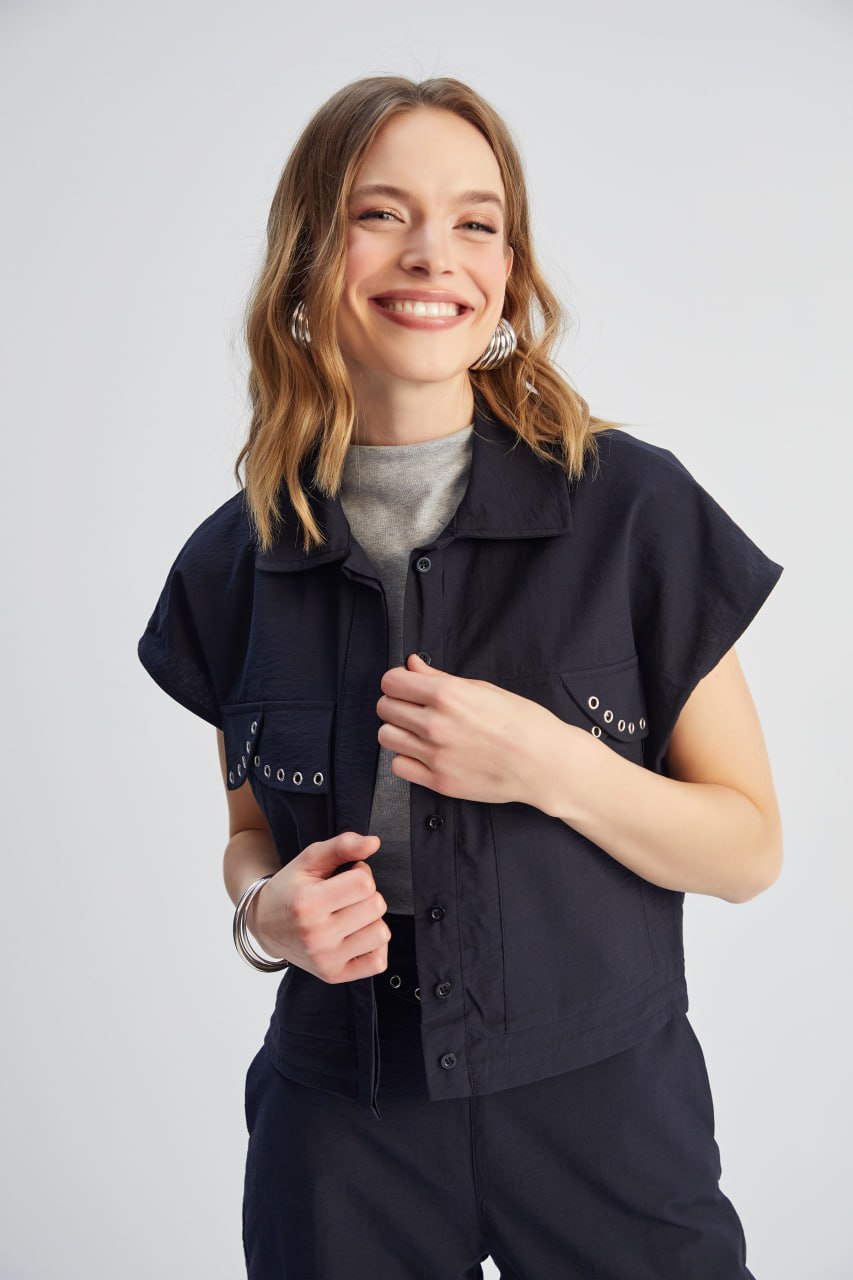 16006 Shirt with snap pocket