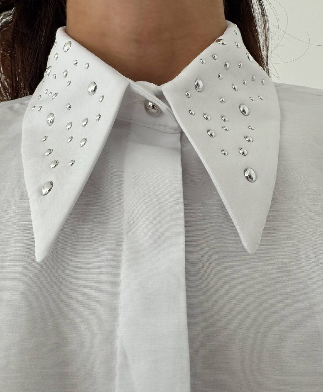 11670 Cropped shirt with studs details