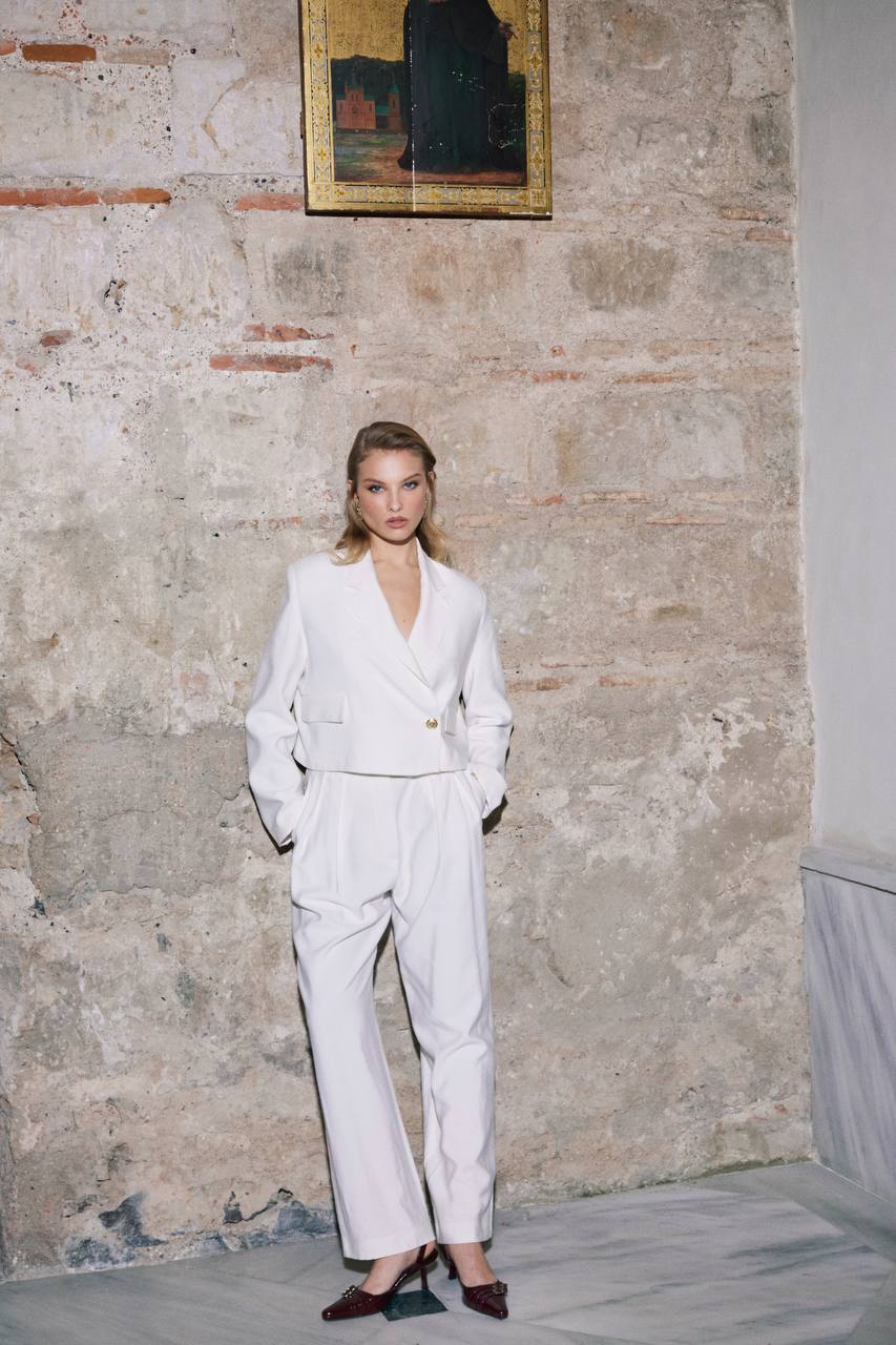 5369 Short White Blazer With Pants