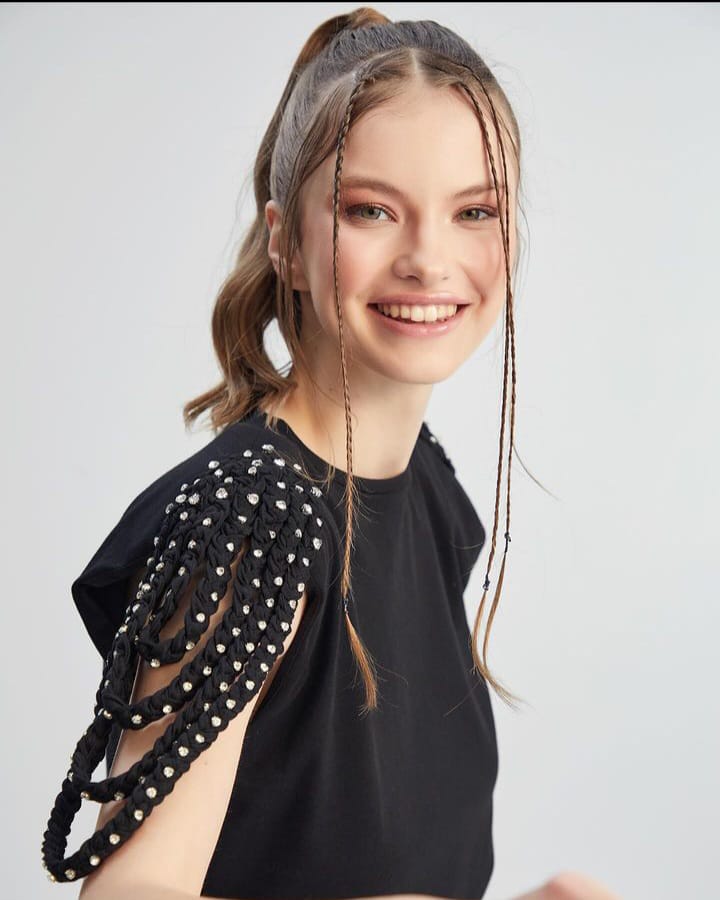 16077 Shirt with braids and shoulder straps