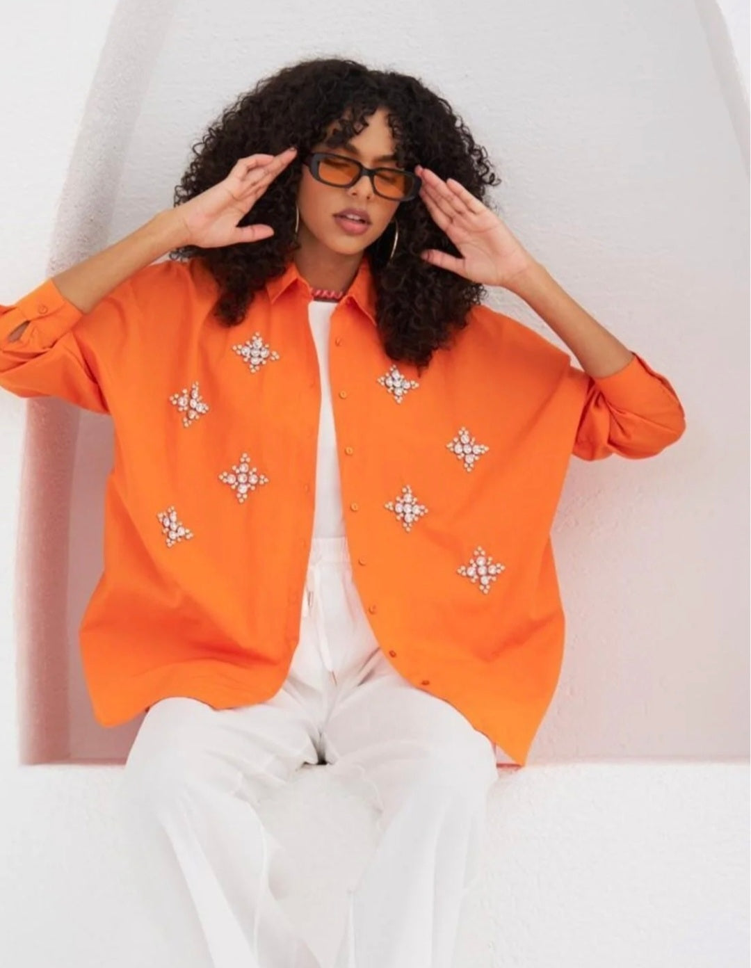 32150 Wide-cut shirt with floral embroidery