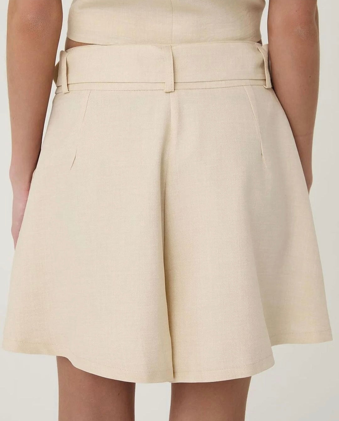 13466 belted short