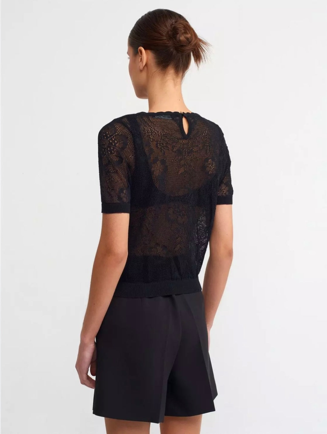 10543 Crew Neck Openwork Knitwear with Button Detail on the Back