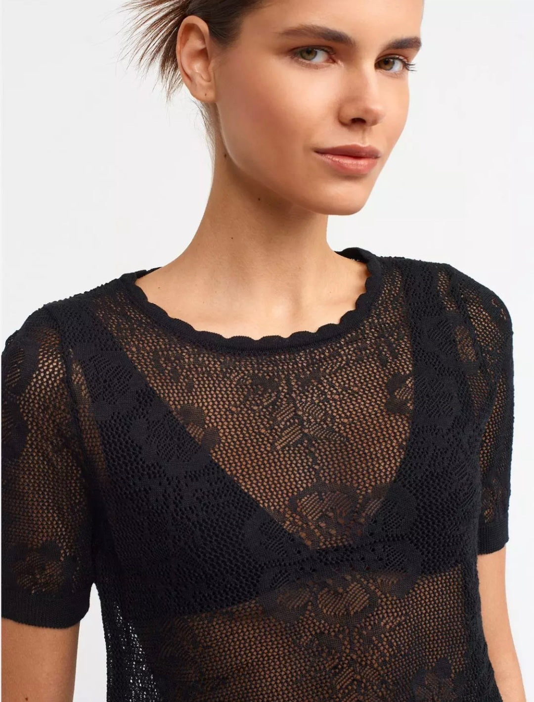10543 Crew Neck Openwork Knitwear with Button Detail on the Back