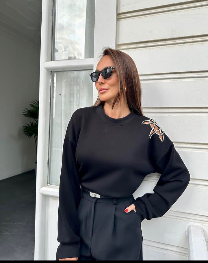 2789 Sweater with shoulder detailed design